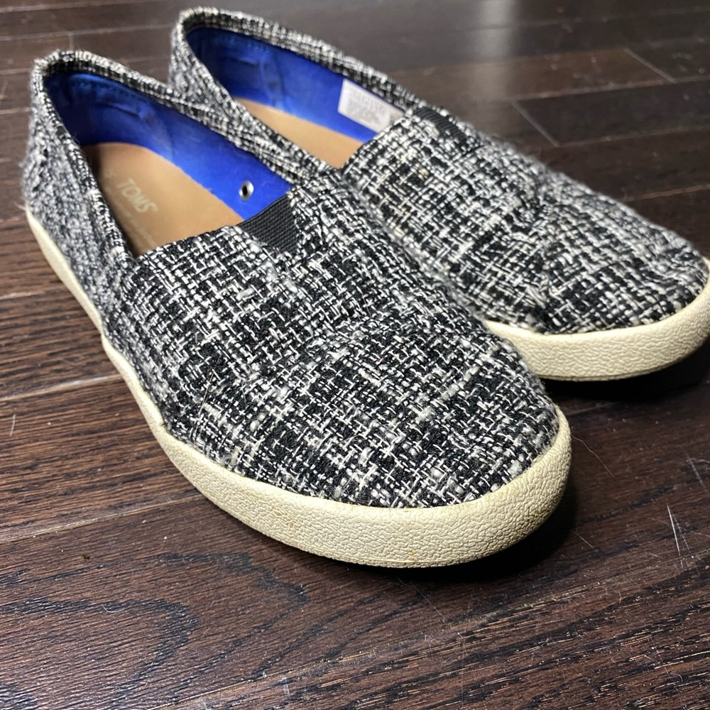 Black and White TOMS
